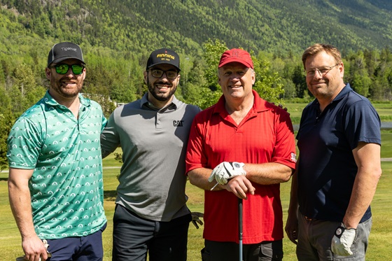 Golf scramble attendees posing